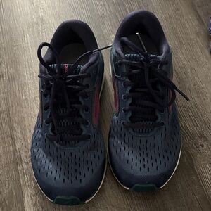 Brooks women Navy Running Sneakers